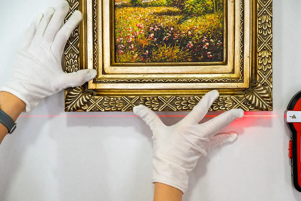 Hanging picture using laser level